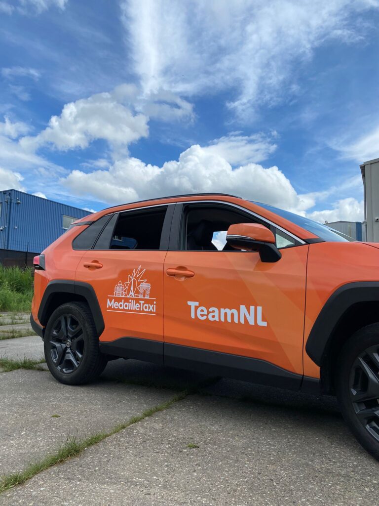 Medaille Taxi - Oranje Full Carwrap | Trim-Line Zevenbergen